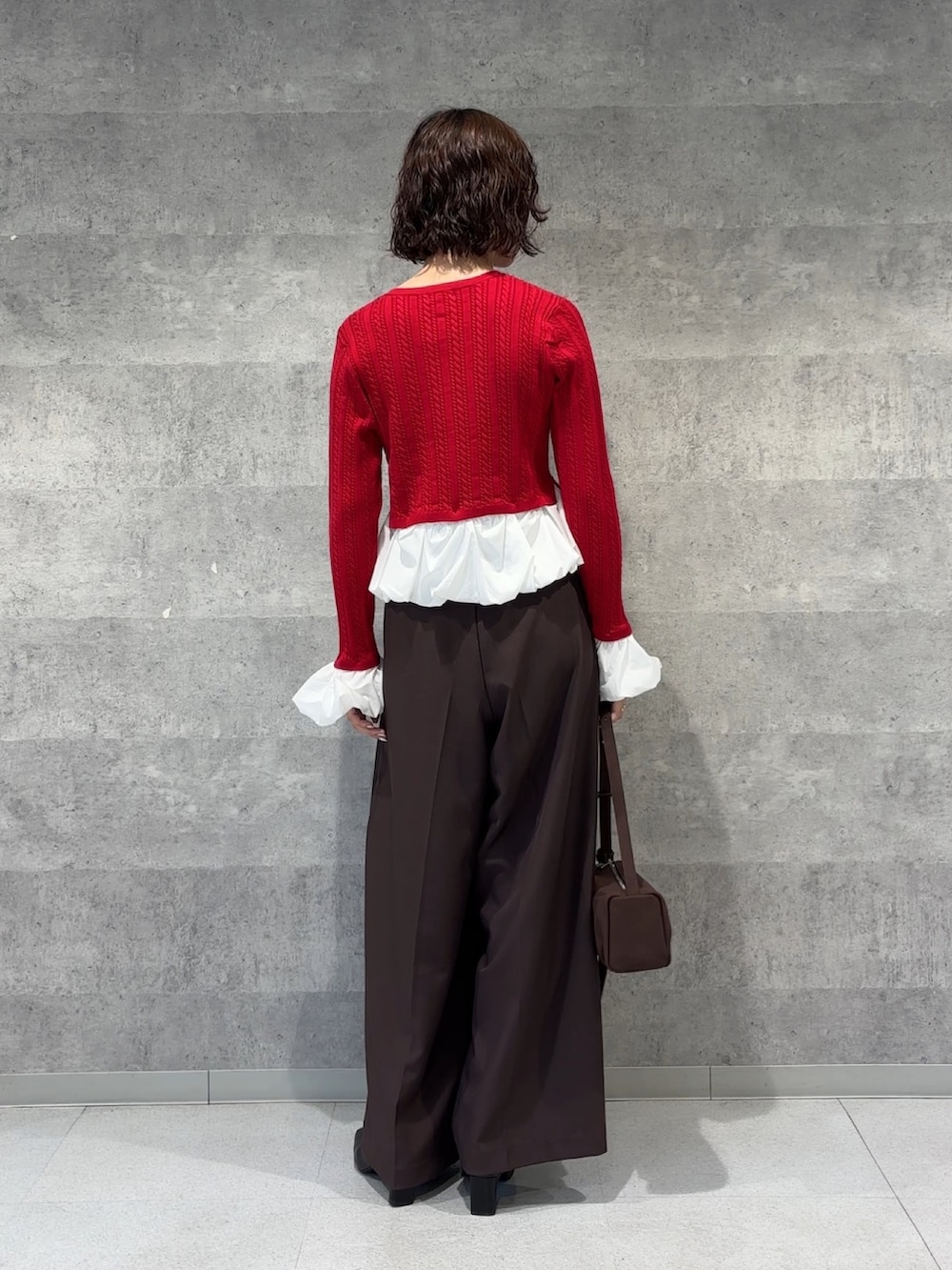 ブラウン系のその他パンツ、ブラウン系のハンドバッグ、ブラック系のブーツを着用したレディースの秋コーディネートの3枚目の写真