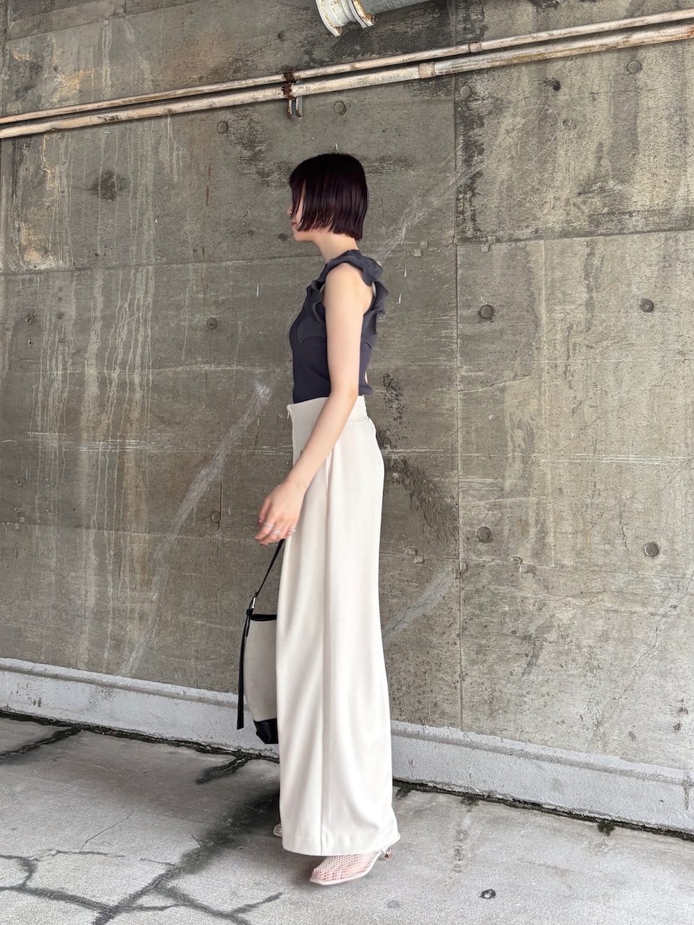 ホワイト系のその他パンツ、ブラック系のショルダーバッグ、グレー系のニット/セーターを着用したレディースの夏コーディネートの4枚目の写真