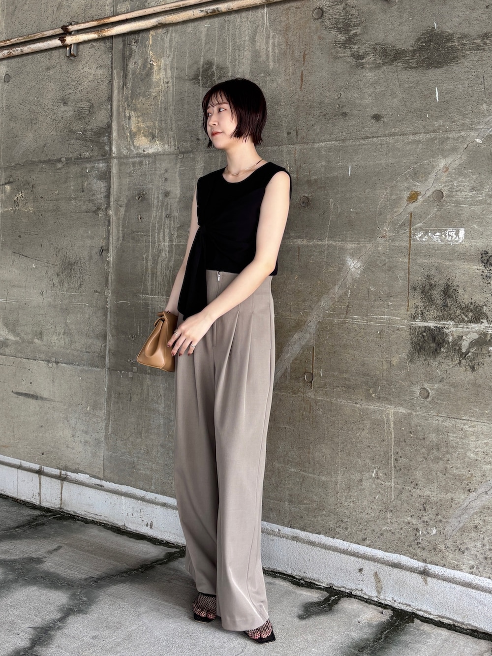 ブラウン系のその他パンツ、ブラック系のニット/セーター、ブラック系のサンダルを着用したレディースの夏コーディネートの2枚目の写真