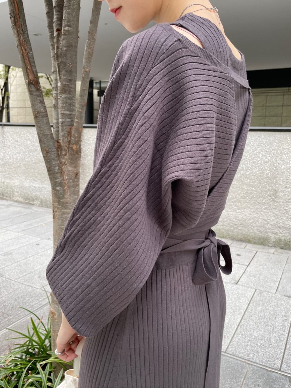 ホワイト系のその他シューズ、ホワイト系のその他アウター、グレー系のワンピースを着用したレディースの秋コーディネートの6枚目の写真