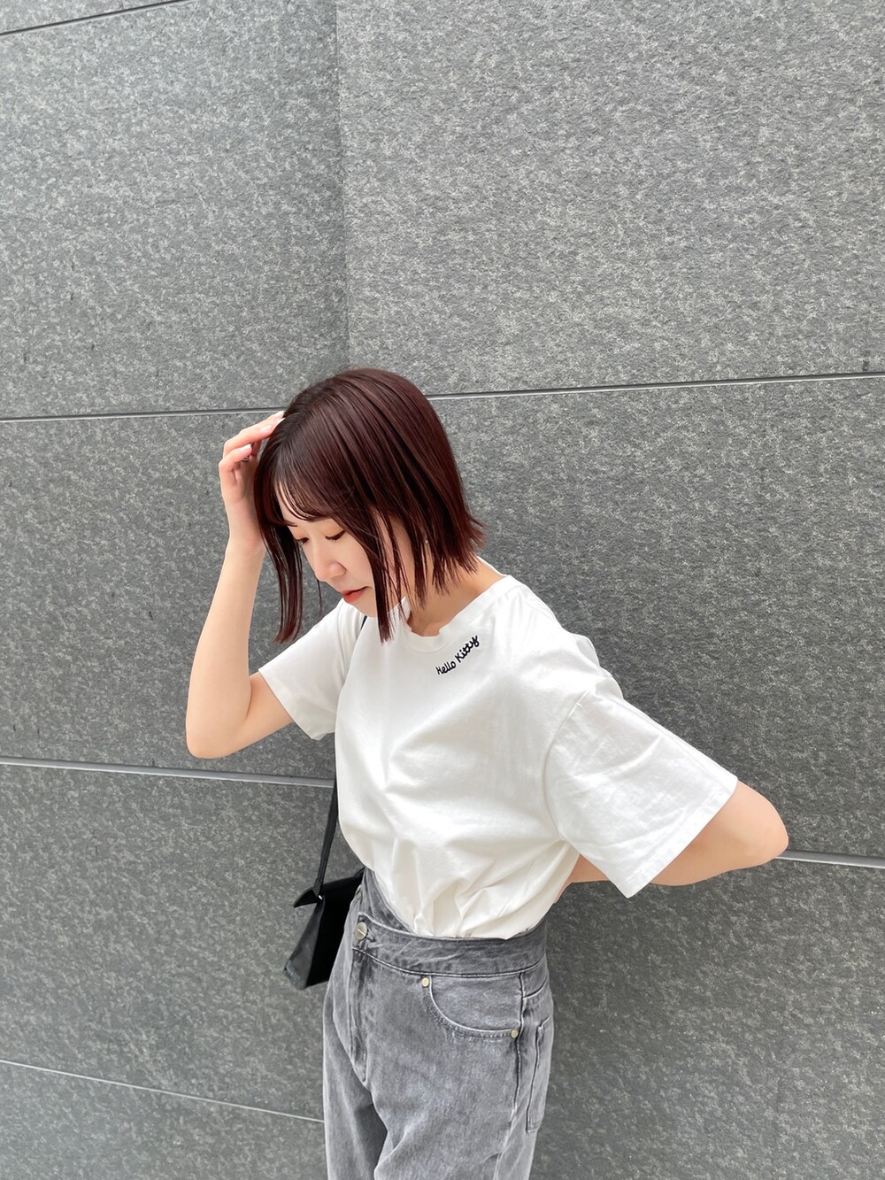 ホワイト系のTシャツ/カットソー、ベージュ系のテーラードジャケット、シルバー系のパンプスを着用したレディースの春コーディネートの6枚目の写真