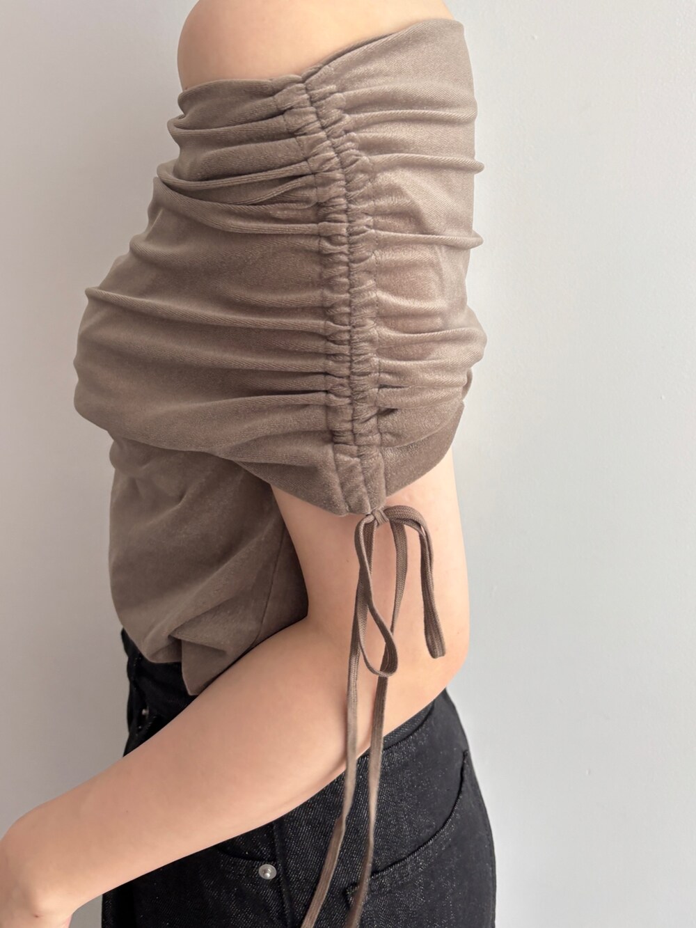 ブラック系のデニムパンツ、ブラウン系のTシャツ/カットソーを着用したレディースの夏コーディネートの7枚目の写真