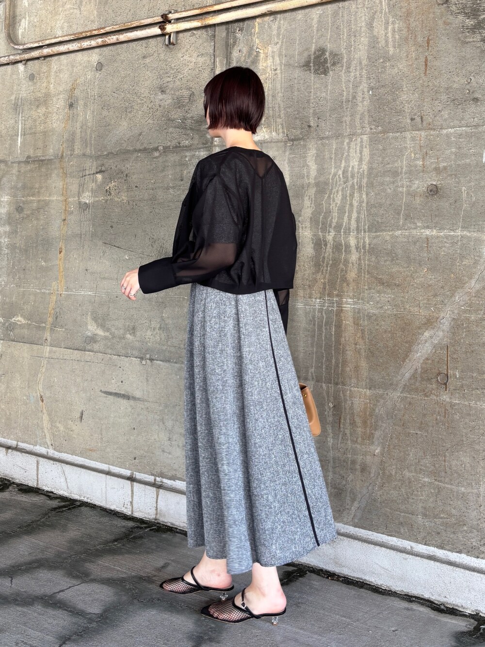 ブラック系のワンピース、ブラック系のブルゾン、ブラック系のサンダルを着用したレディースの夏コーディネートの5枚目の写真