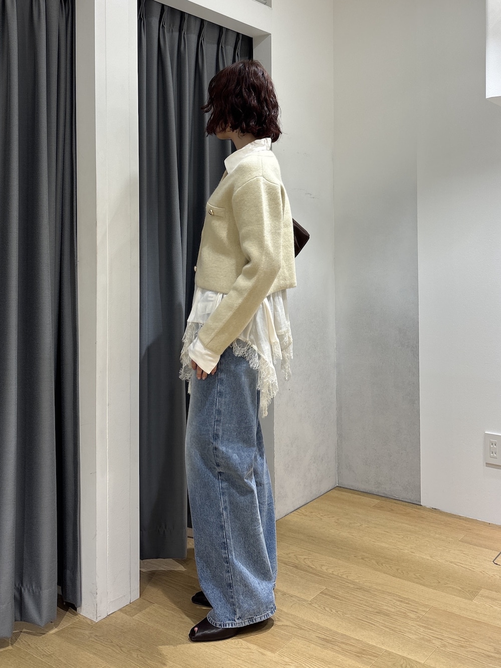 ホワイト系のシャツ/ブラウス、イエロー系のノーカラージャケット、ブルー系のデニムパンツを着用したレディースの秋コーディネートの2枚目の写真