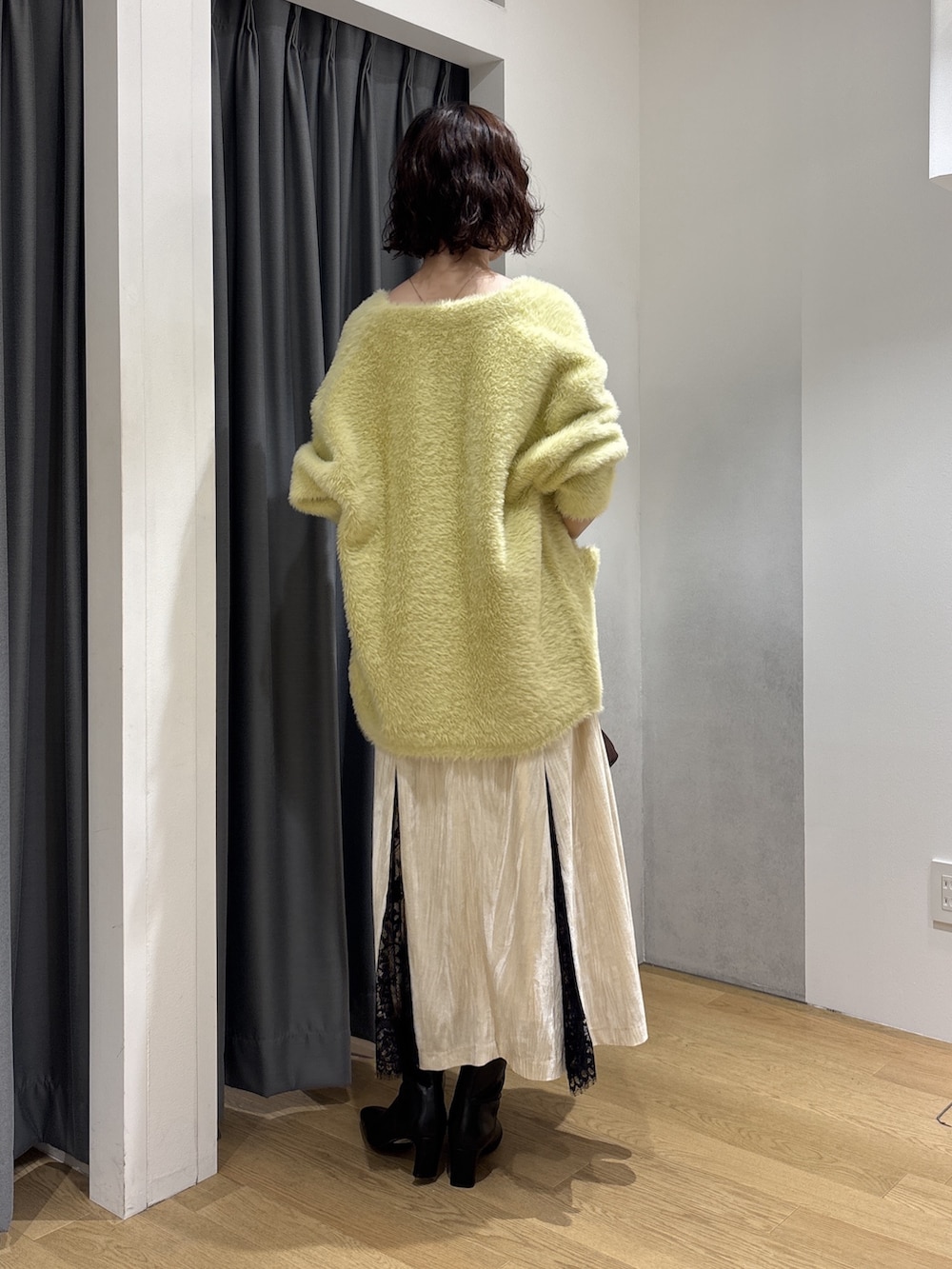 ホワイト系のワンピース、イエロー系のカーディガン/ボレロ、ブラウン系のハンドバッグを着用したレディースの秋コーディネートの4枚目の写真