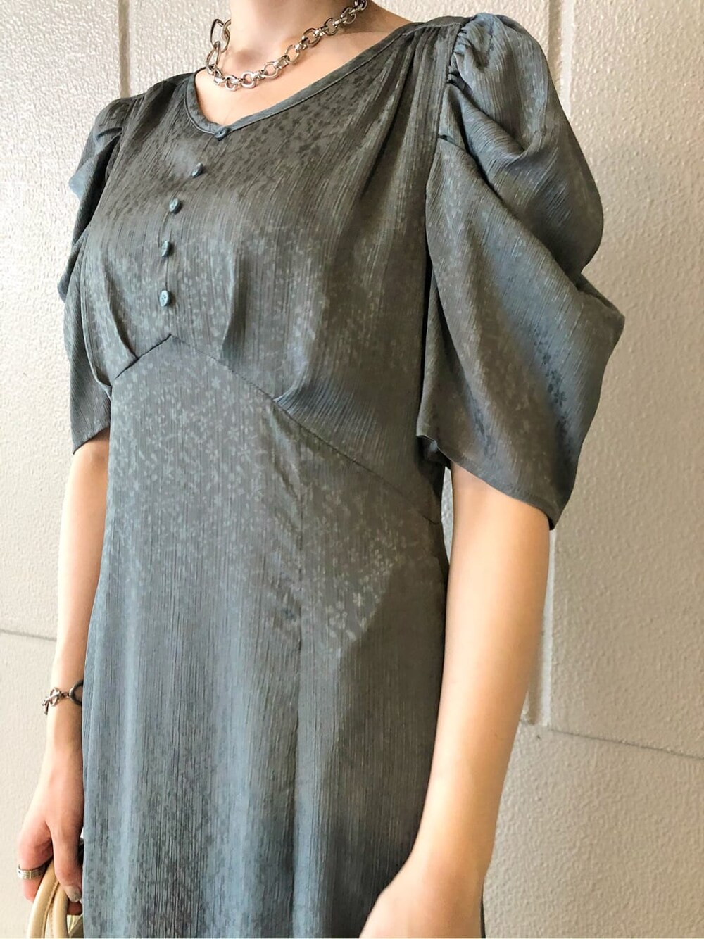 ブルー系のドレス、ホワイト系のその他シューズ、ブルー系のパンプスを着用したレディースの夏コーディネートの4枚目の写真