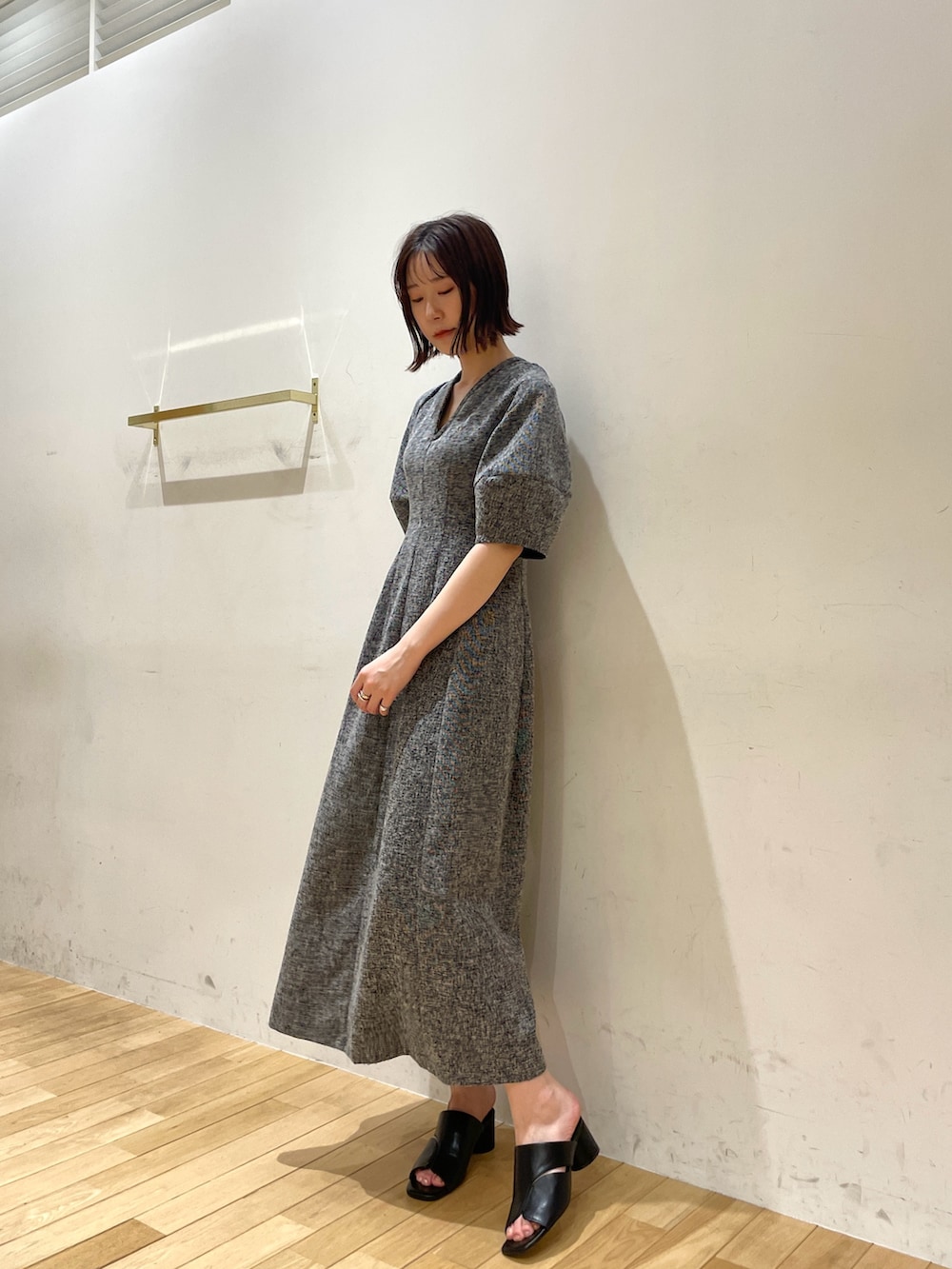 ブラック系のサンダル、その他のワンピースを着用したレディースの夏コーディネートの4枚目の写真