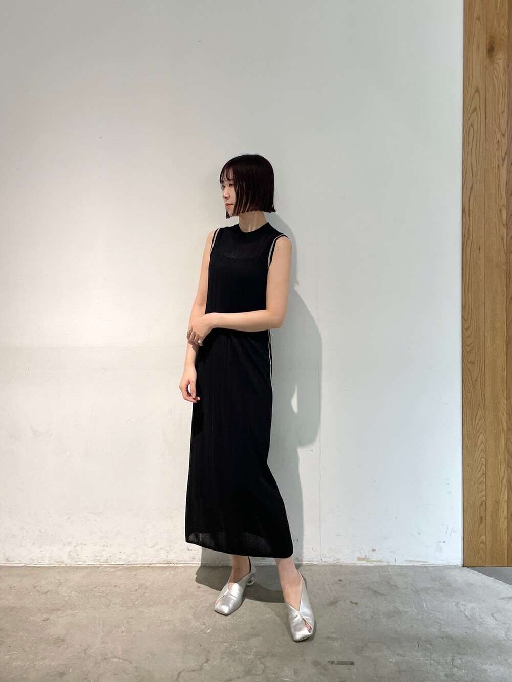 シルバー系のパンプス、ブラック系のワンピース、ブルー系のカーディガン/ボレロを着用したレディースの春コーディネートの2枚目の写真