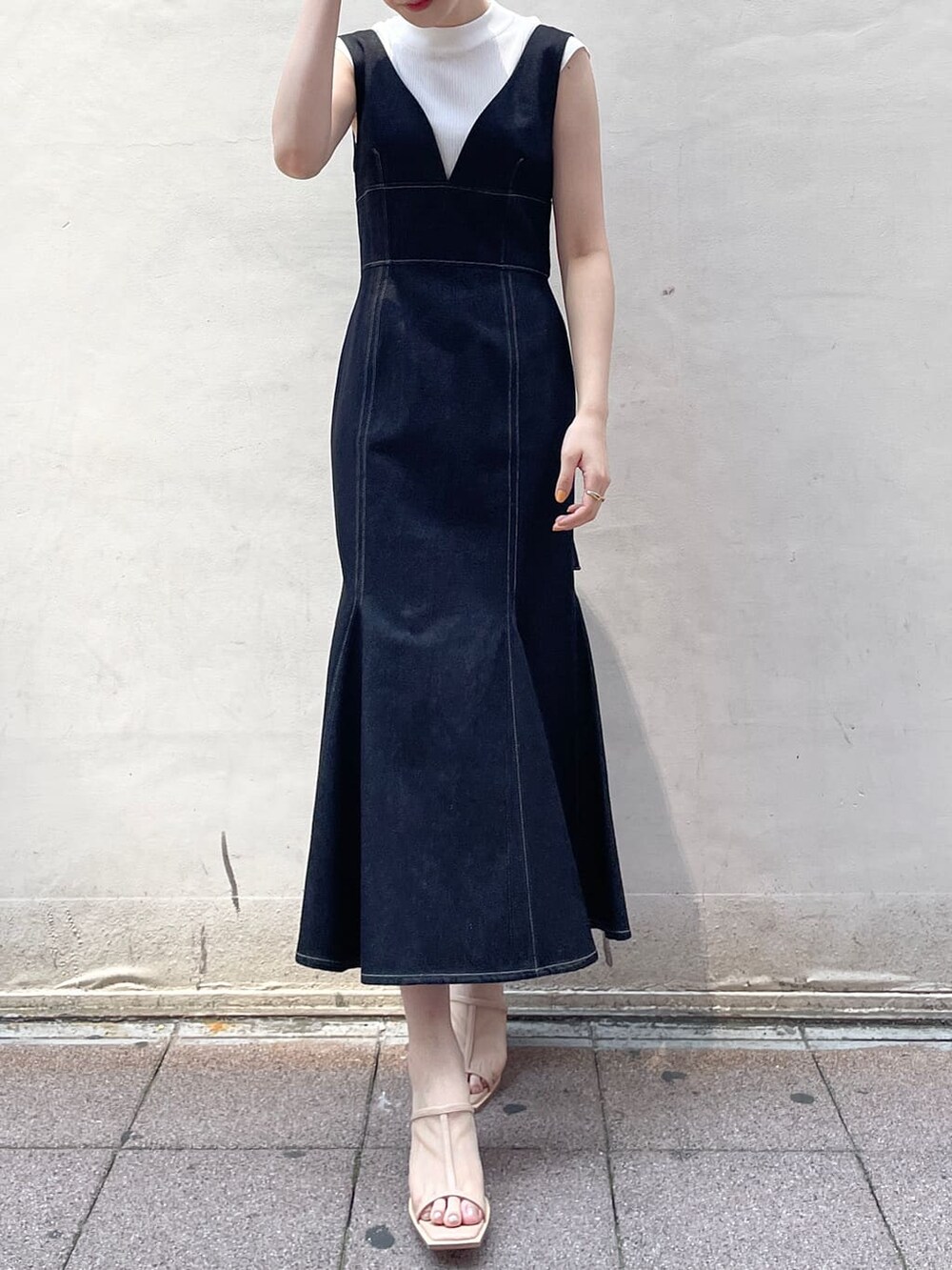 ベージュ系のサンダル、ブラック系のカーディガン/ボレロ、ブラック系のワンピースを着用したレディースの夏コーディネートの2枚目の写真