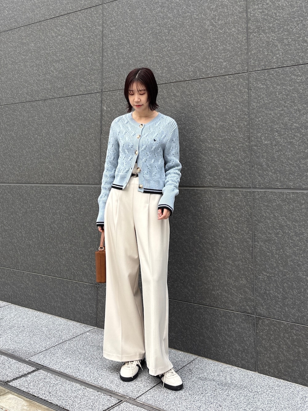 ブルー系のワンピース、ホワイト系のその他パンツ、イエロー系のハンドバッグを着用したレディースの冬コーディネートの2枚目の写真