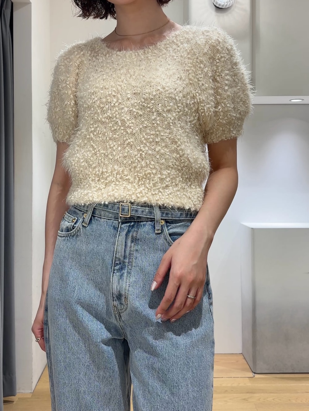 ホワイト系のニット/セーター、ブルー系のデニムパンツ、ブラック系のブーツを着用したレディースの秋コーディネートの10枚目の写真