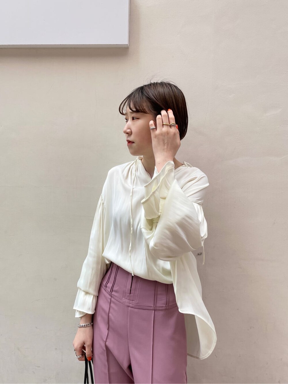 ブラック系のハンドバッグ、ホワイト系のシャツ/ブラウス、ピンク系のその他パンツを着用したレディースの春コーディネートの6枚目の写真