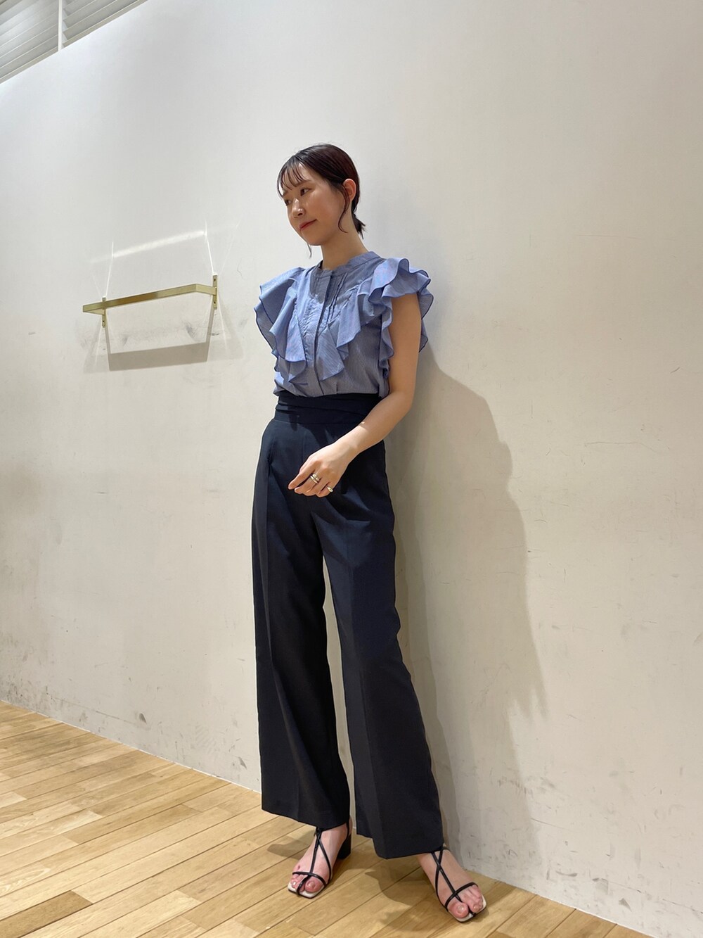 ブラック系のサンダル、その他のシャツ/ブラウス、ブルー系のスラックスを着用したレディースの夏コーディネートの2枚目の写真