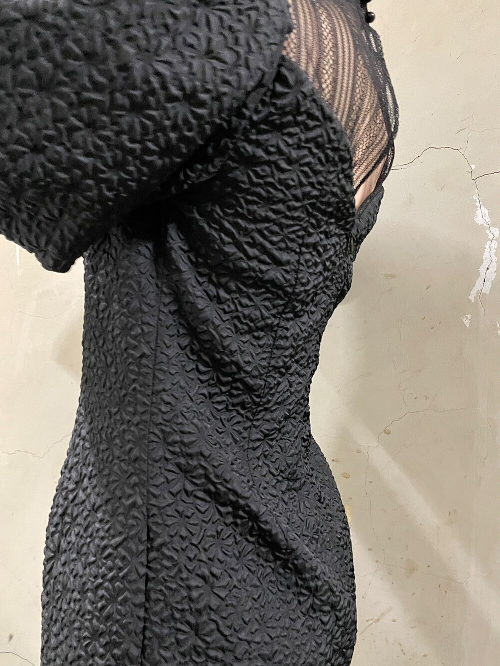 ブラック系のドレス、ゴールド系のハンドバッグ、ゴールド系のパンプスを着用したレディースの秋コーディネートの9枚目の写真