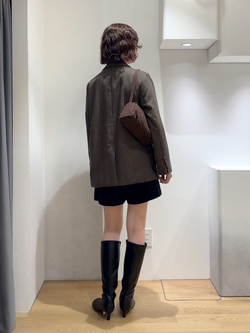 ブルー系のニット/セーター、ブラック系のその他パンツ、ブラック系のブーツを着用したレディースの秋コーディネートの3枚目の写真