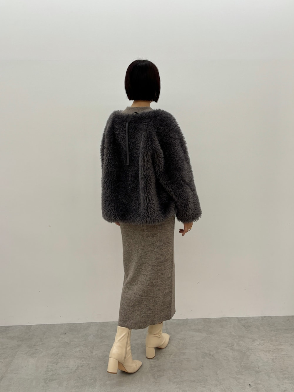 グレー系のワンピース、グレー系のブルゾンを着用したレディースの秋コーディネートの3枚目の写真