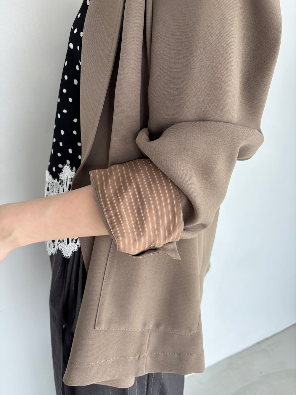 グレー系のその他パンツ、ブラウン系のテーラードジャケット、ブラック系のシャツ/ブラウスを着用したレディースの夏コーディネートの7枚目の写真