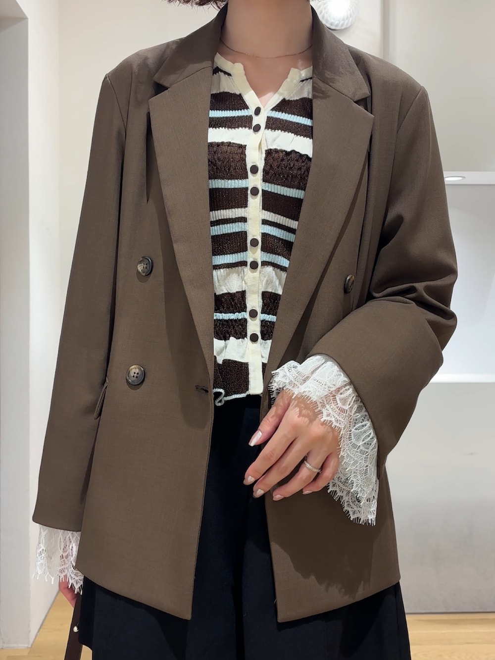 ブラック系のその他パンツ、ブラウン系のテーラードジャケット、ブラウン系のカーディガン/ボレロを着用したレディースの秋コーディネートの8枚目の写真