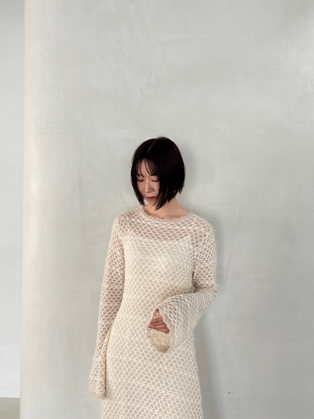 ホワイト系のワンピース、シルバー系のブーツ、ホワイト系のダウンジャケット/コートを着用したレディースの秋コーディネートの4枚目の写真