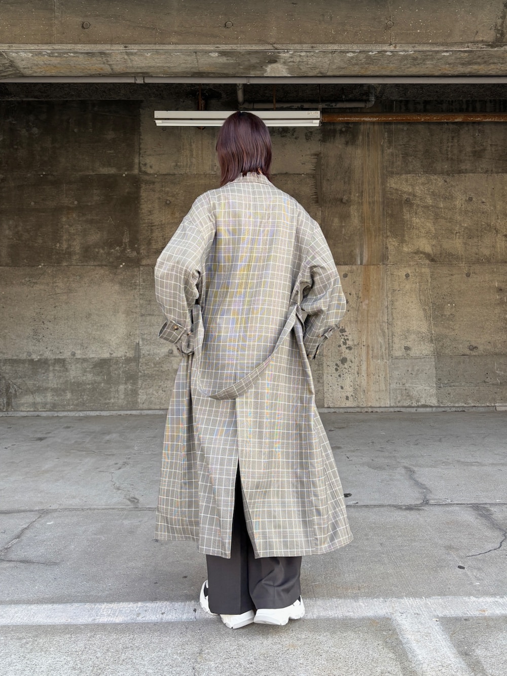 グリーン系のニット/セーター、グレー系のその他パンツ、ベージュ系のチェスターコートを着用したレディースの冬コーディネートの3枚目の写真