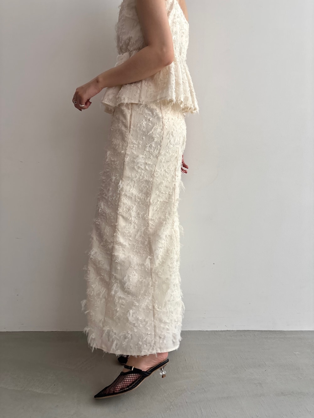 ホワイト系のキャミソール、ホワイト系のスカートを着用したレディースの夏コーディネートの7枚目の写真