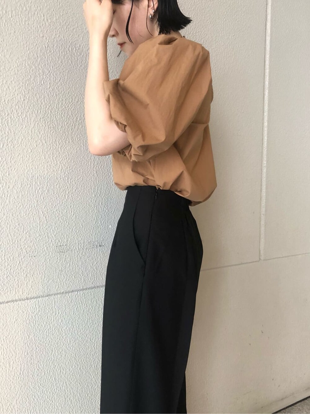 ブラウン系のシャツ/ブラウス、ブラック系のその他パンツ、ブラック系のその他シューズを着用したレディースの夏コーディネートの7枚目の写真