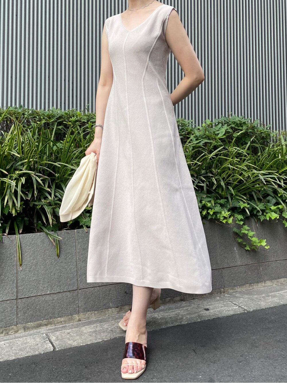 ブラウン系のサンダル、ベージュ系のワンピース、ホワイト系のカーディガン/ボレロを着用したレディースの夏コーディネートの5枚目の写真