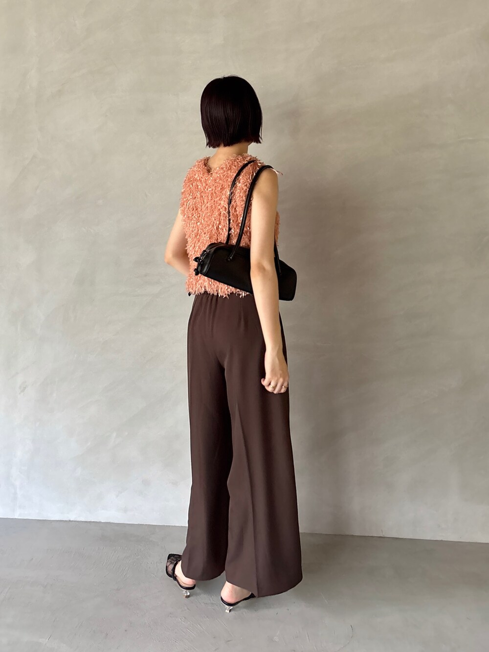 ブラウン系のその他パンツ、オレンジ系のTシャツ/カットソー、ブラック系のサンダルを着用したレディースの夏コーディネートの5枚目の写真