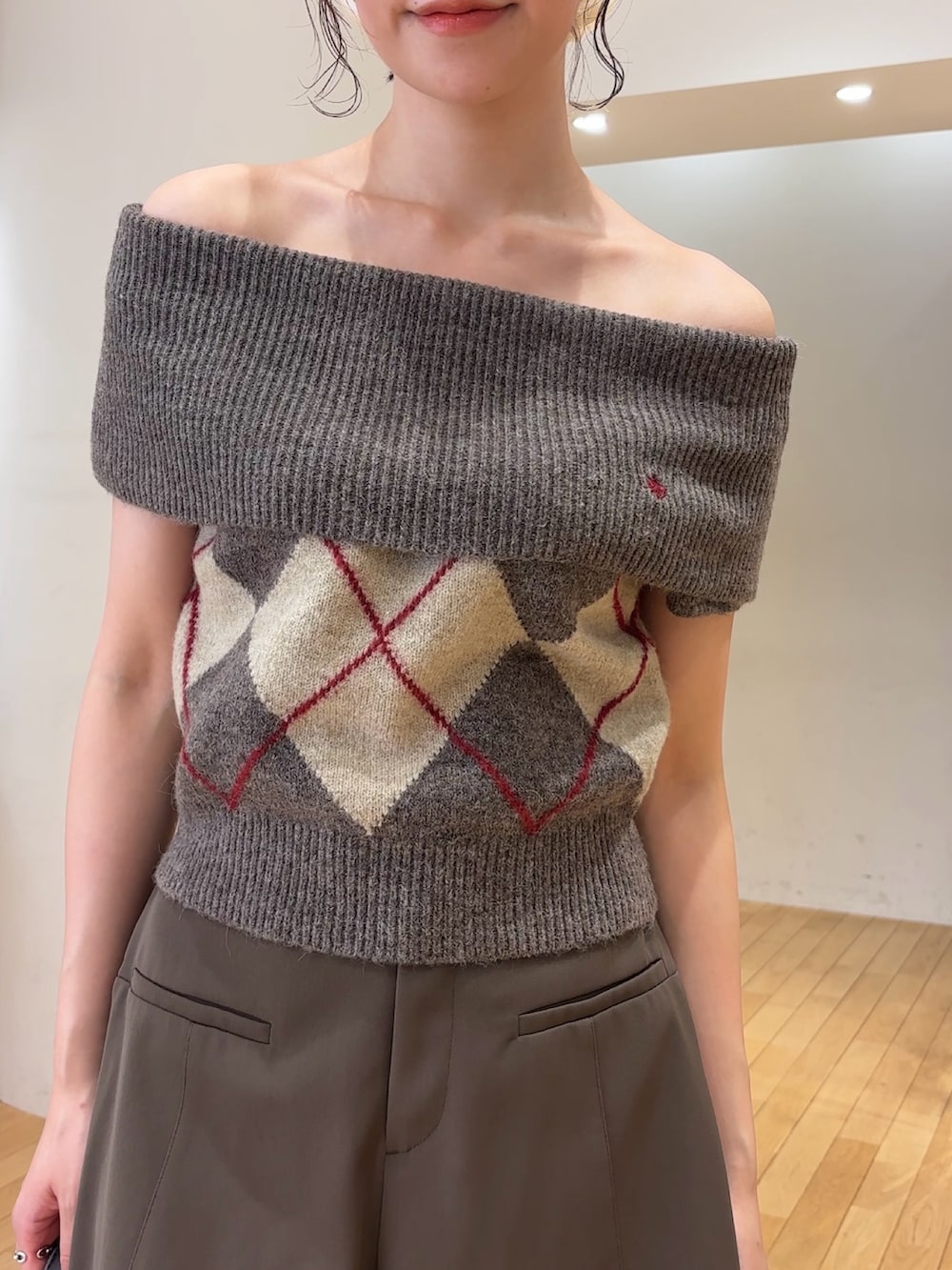 ブラウン系のその他パンツ、ブラウン系のニット/セーター、ブラック系のハンドバッグを着用したレディースの秋コーディネートの8枚目の写真