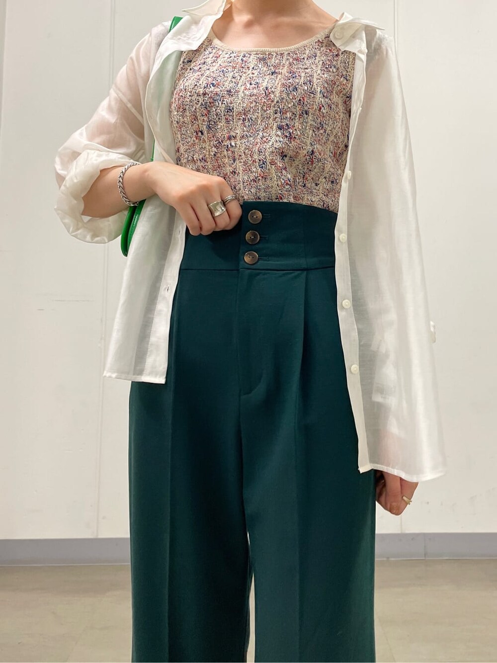 ホワイト系のシャツ/ブラウス、グリーン系のその他パンツ、ホワイト系のスニーカーを着用したレディースの夏コーディネートの9枚目の写真