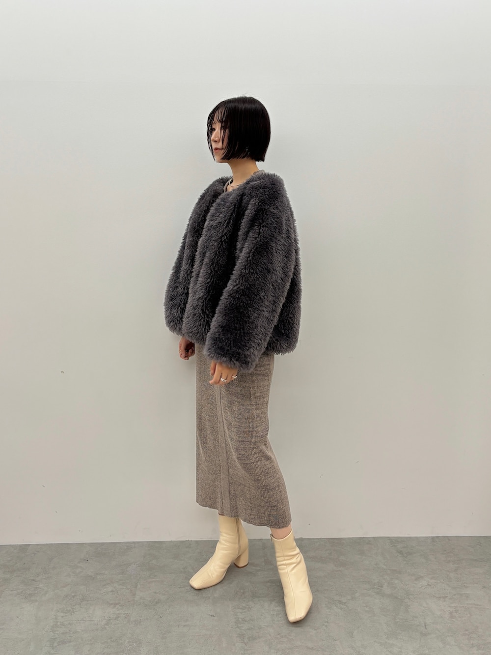 グレー系のワンピース、グレー系のブルゾンを着用したレディースの秋コーディネートの2枚目の写真