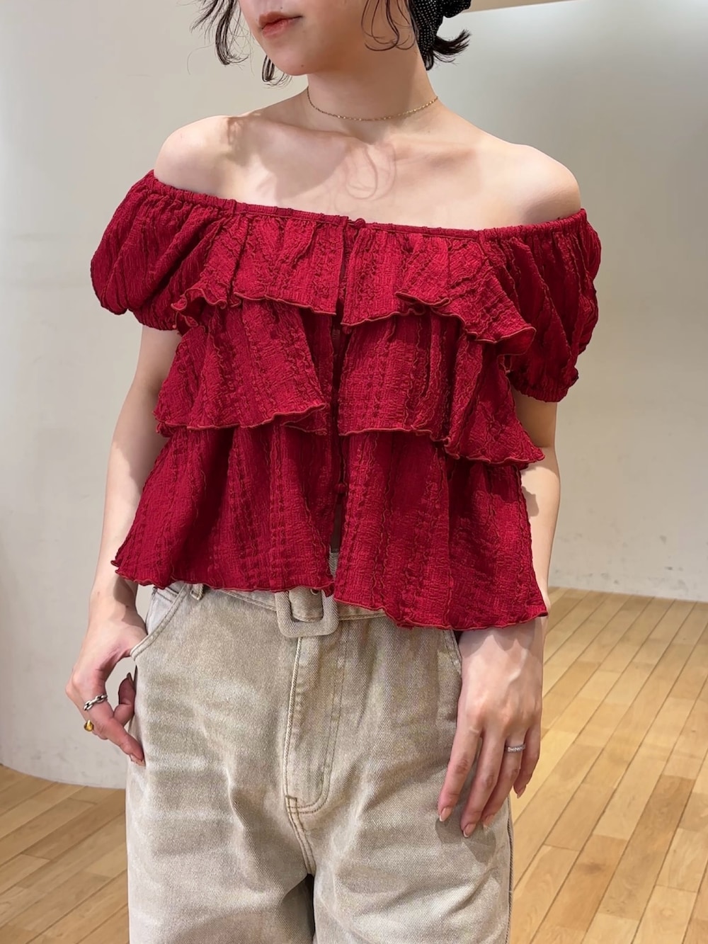 ベージュ系のデニムパンツ、レッド系のシャツ/ブラウス、イエロー系のハンドバッグを着用したレディースの夏コーディネートの6枚目の写真
