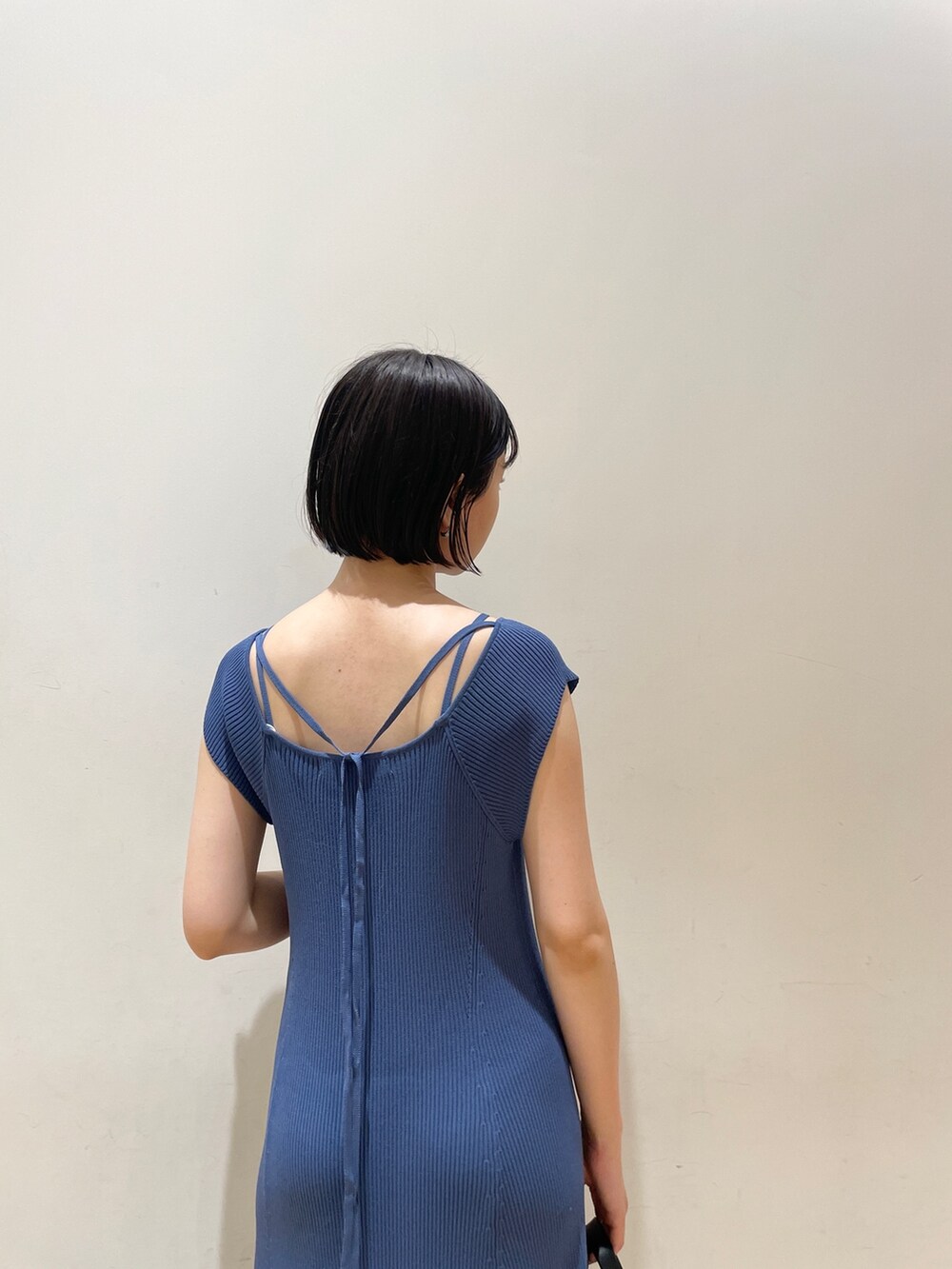 ブルー系のワンピース、ブラック系のショルダーバッグ、ベージュ系のサンダルを着用したレディースの夏コーディネートの7枚目の写真