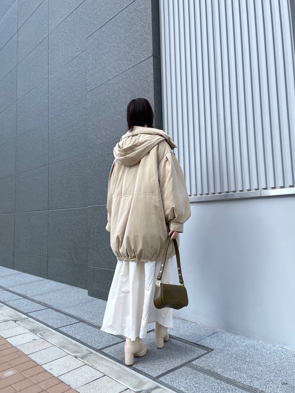 ブラウン系のショルダーバッグ、ホワイト系のブーツ、ホワイト系のワンピースを着用したレディースの春コーディネートの10枚目の写真