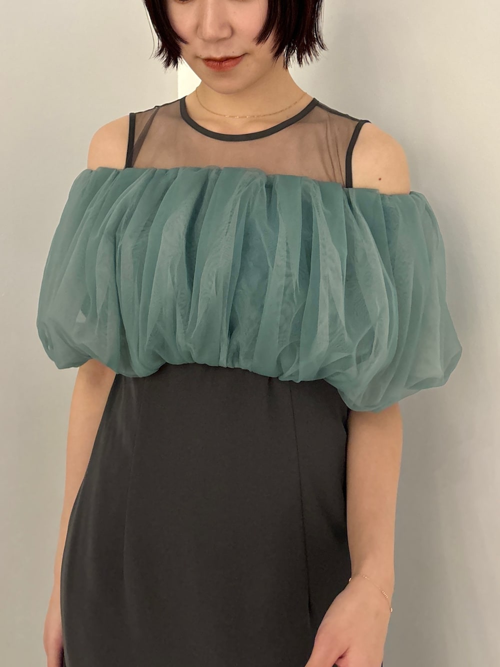 グレー系のドレス、ブラック系のパンプスを着用したレディースの冬コーディネートの7枚目の写真