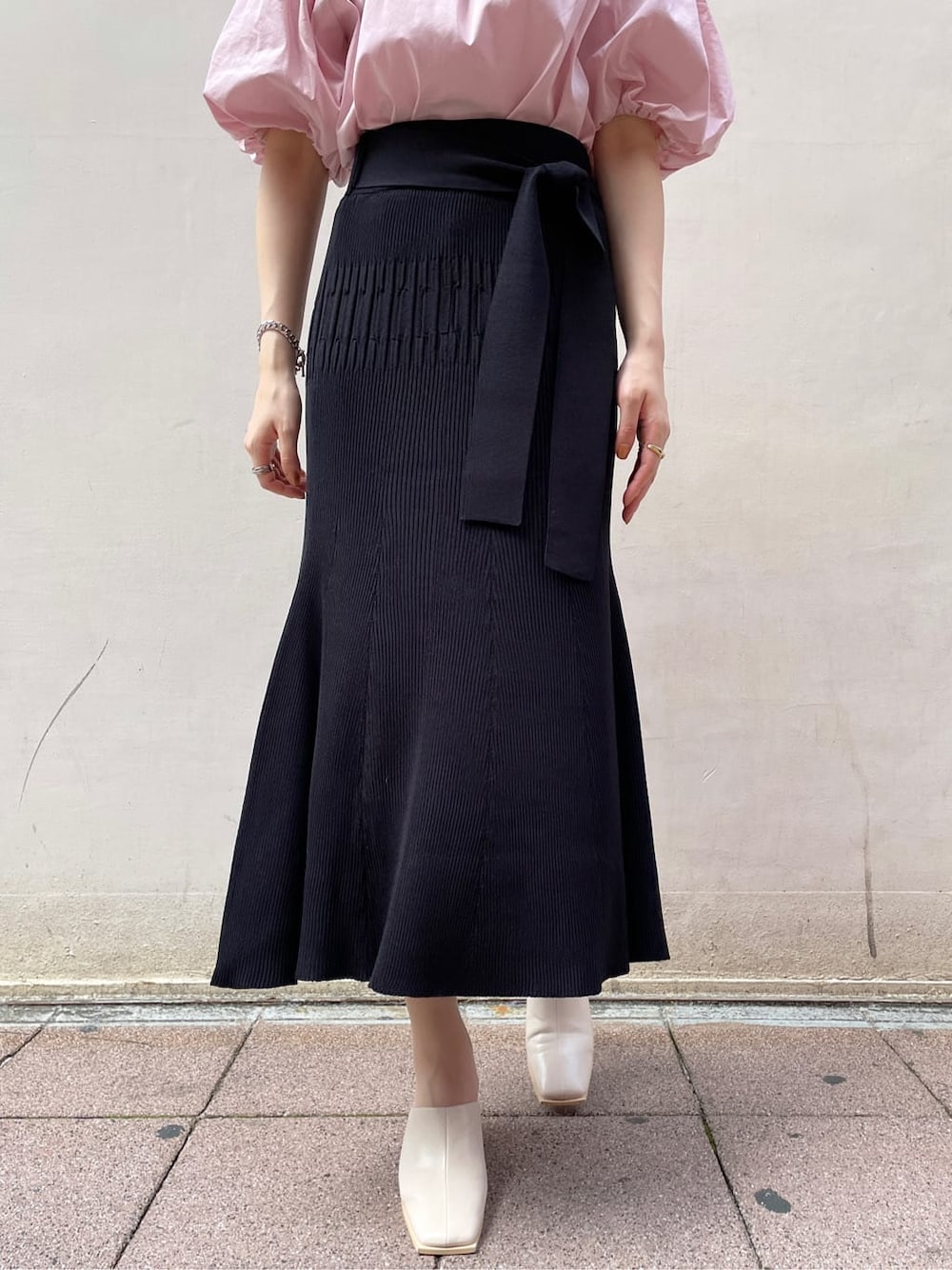 ピンク系のシャツ/ブラウス、ホワイト系のサンダル、ブラック系のスカートを着用したレディースの春コーディネートの5枚目の写真