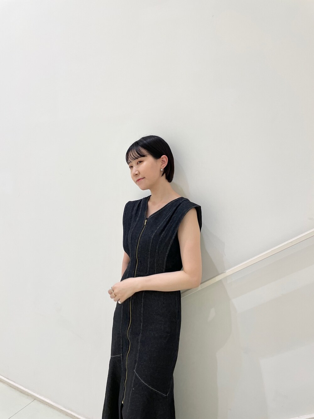 ブラック系のワンピース、ベージュ系のカーディガン/ボレロを着用したレディースの春コーディネートの8枚目の写真