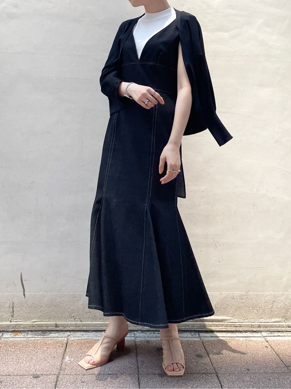 ベージュ系のサンダル、ブラック系のカーディガン/ボレロ、ブラック系のワンピースを着用したレディースの夏コーディネートの6枚目の写真