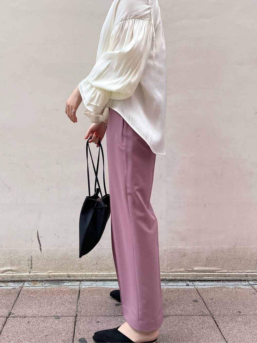 ブラック系のハンドバッグ、ホワイト系のシャツ/ブラウス、ピンク系のその他パンツを着用したレディースの春コーディネートの3枚目の写真