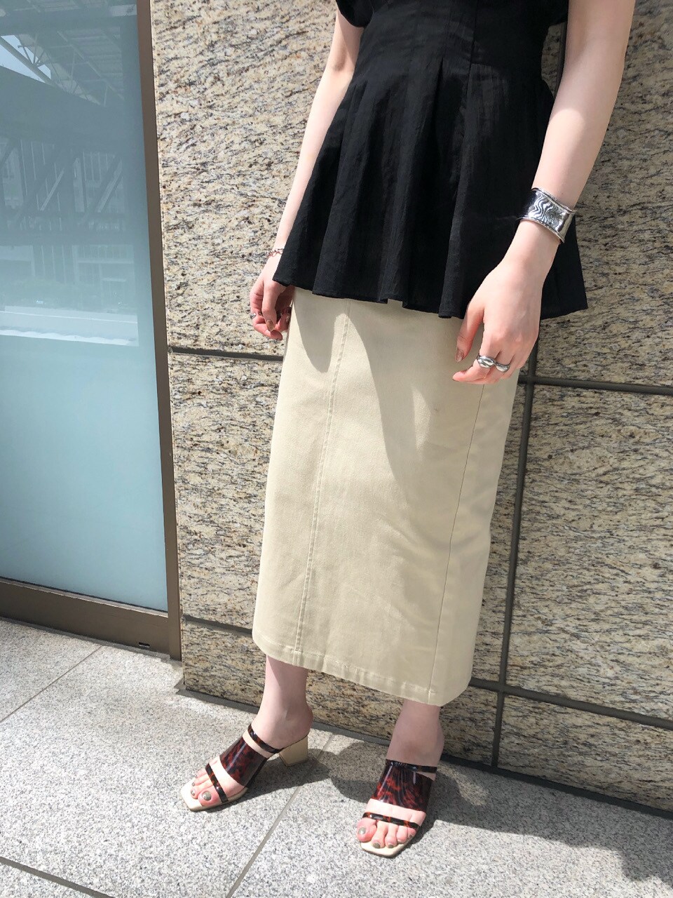 ブラック系のシャツ/ブラウス、ベージュ系のスカート、その他のその他シューズを着用したレディースの春コーディネートの5枚目の写真