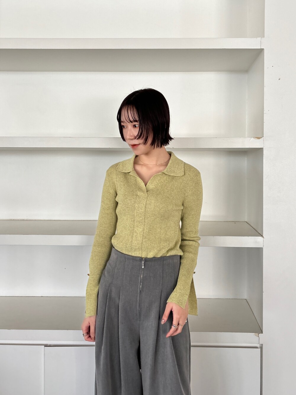 ブラック系のブーツ、グレー系のその他パンツ、グリーン系のニット/セーターを着用したレディースの冬コーディネートの5枚目の写真