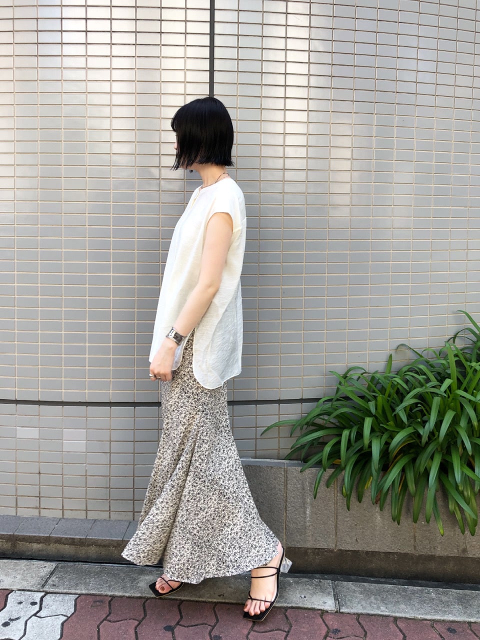 ブラック系のサンダル、ホワイト系のシャツ/ブラウス、ホワイト系のスカートを着用したレディースの夏コーディネートの5枚目の写真