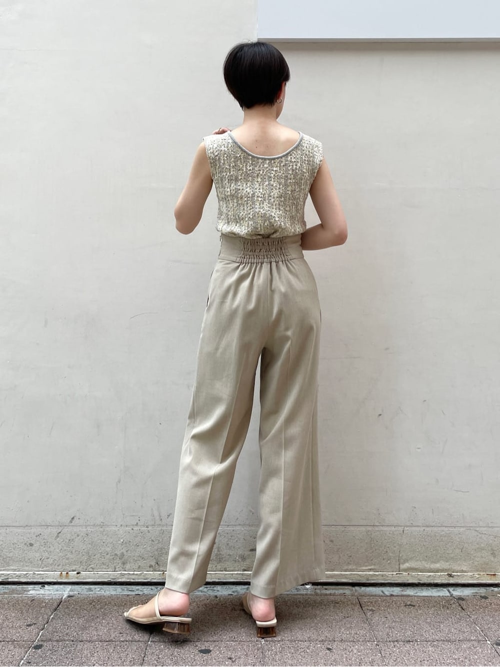 ベージュ系のその他パンツ、グレー系のニット/セーターを着用したレディースの夏コーディネートの5枚目の写真