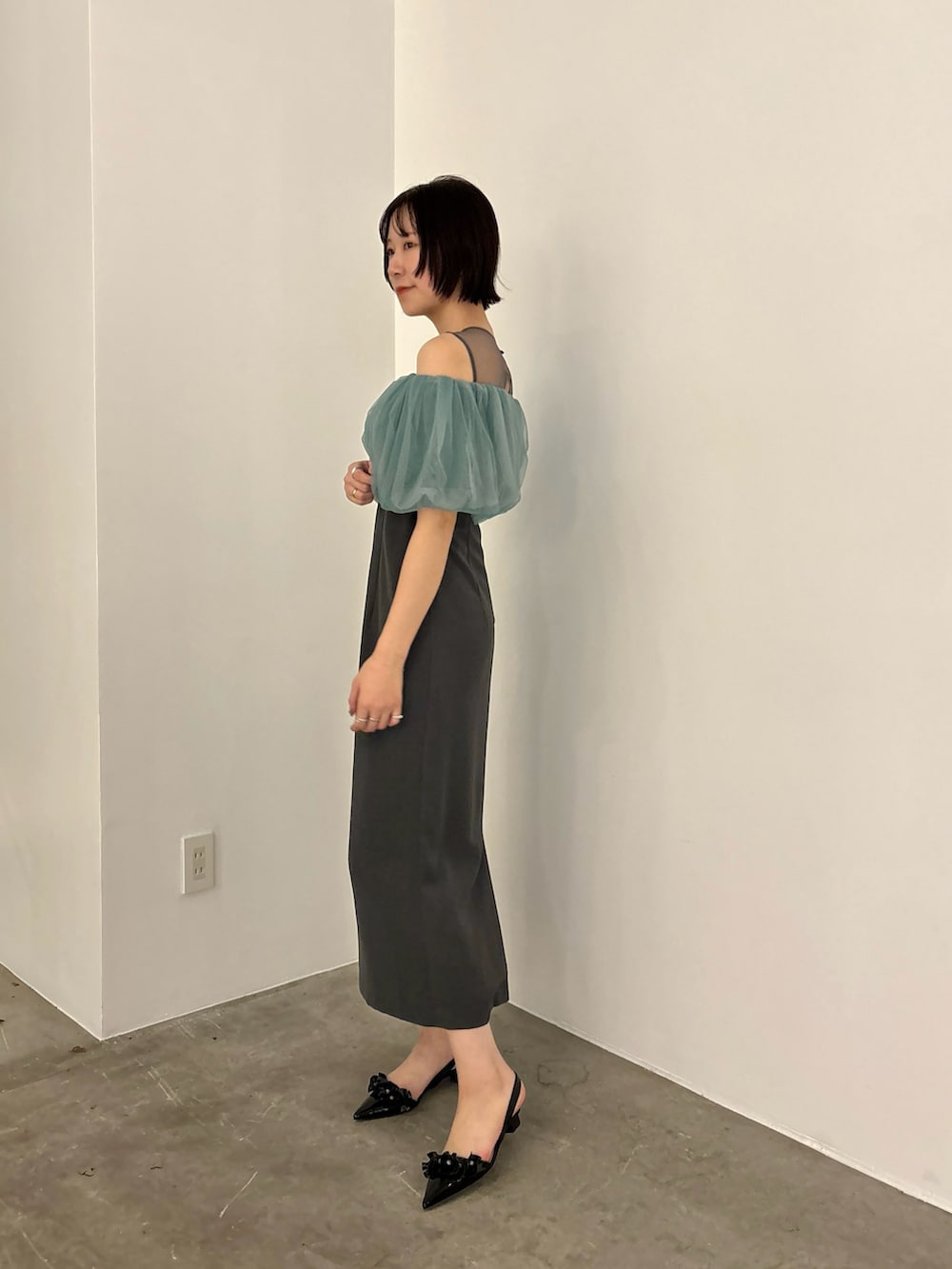 グレー系のドレス、ブラック系のパンプスを着用したレディースの冬コーディネートの3枚目の写真