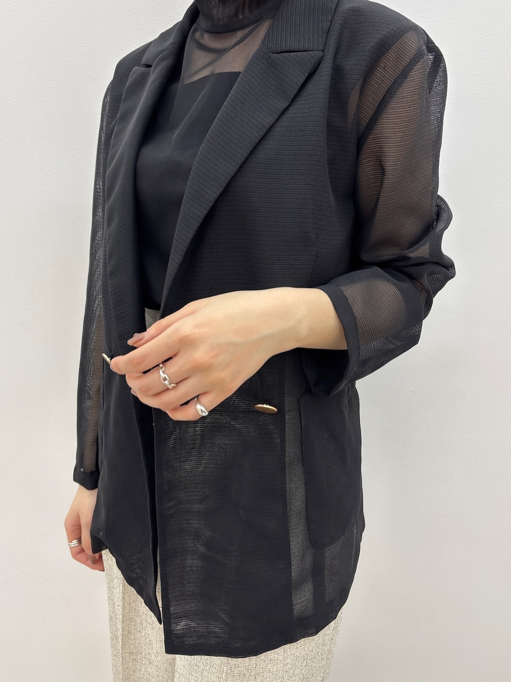 ホワイト系のその他パンツ、ホワイト系のサンダル、ブラック系のTシャツ/カットソーを着用したレディースの春コーディネートの9枚目の写真