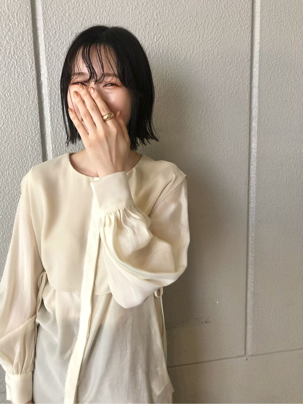 ベージュ系のスカート、ホワイト系のシャツ/ブラウス、ブラック系のその他シューズを着用したレディースの秋コーディネートの4枚目の写真