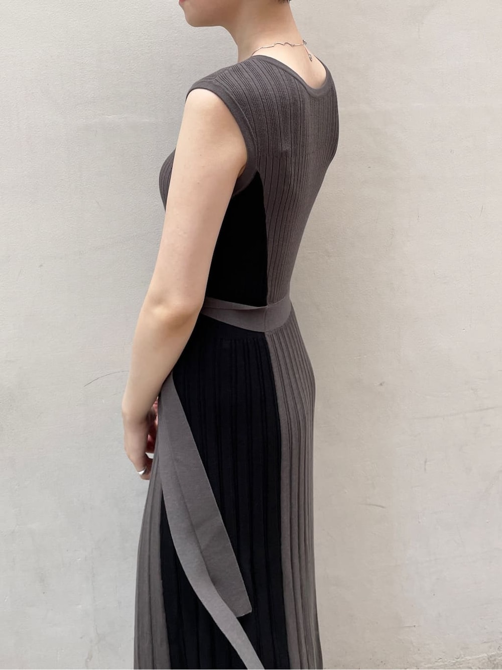 その他のサンダル、グレー系のワンピース、シルバー系のネックレスを着用したレディースの夏コーディネートの6枚目の写真