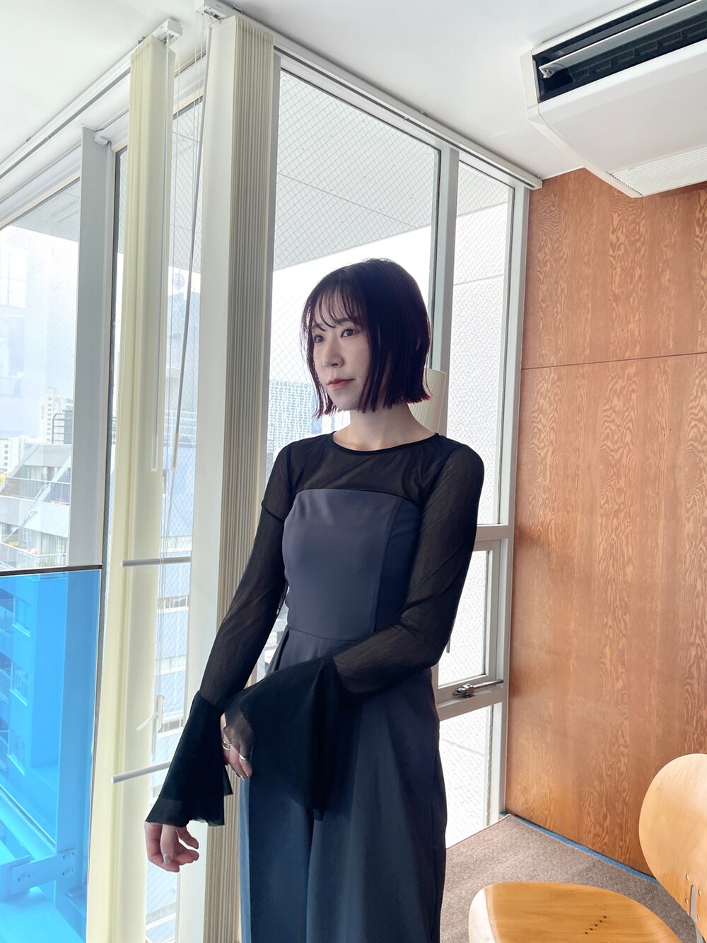 グレー系のパンツドレス、その他のパンプス、ブラック系のTシャツ/カットソーを着用したレディースの夏コーディネートの5枚目の写真