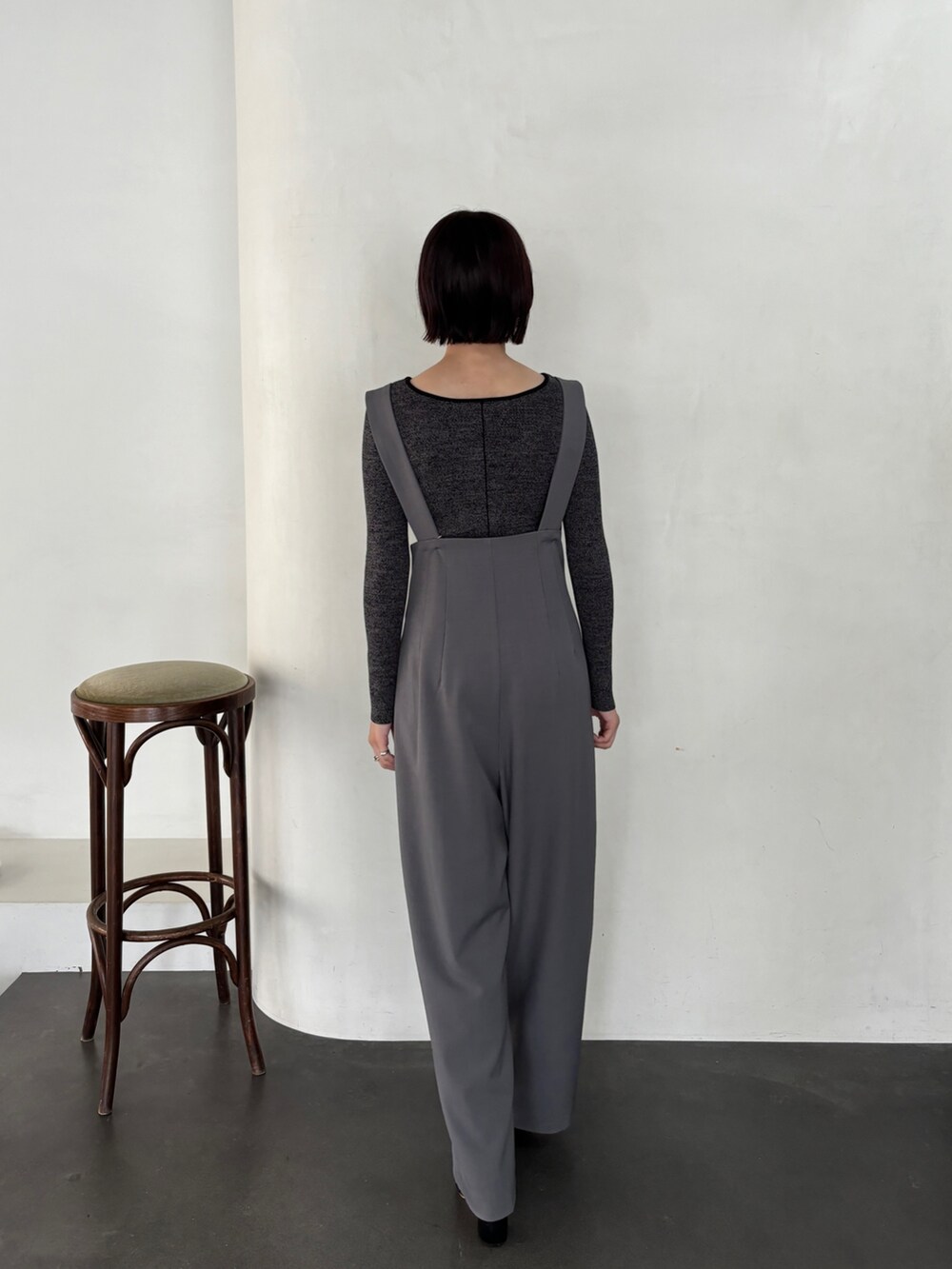 グレー系のその他パンツ、ブラック系のブーツ、ブラック系のニット/セーターを着用したレディースの秋コーディネートの3枚目の写真