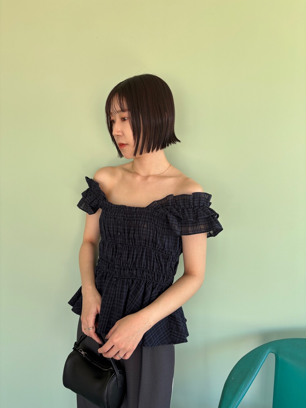 ブルー系のシャツ/ブラウス、グレー系のその他パンツを着用したレディースの春コーディネートの5枚目の写真